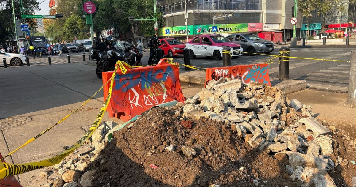 CDMX: Fuga de Agua en el Centro Sigue Sin Resolverse; Vecinos Reportan Riesgo