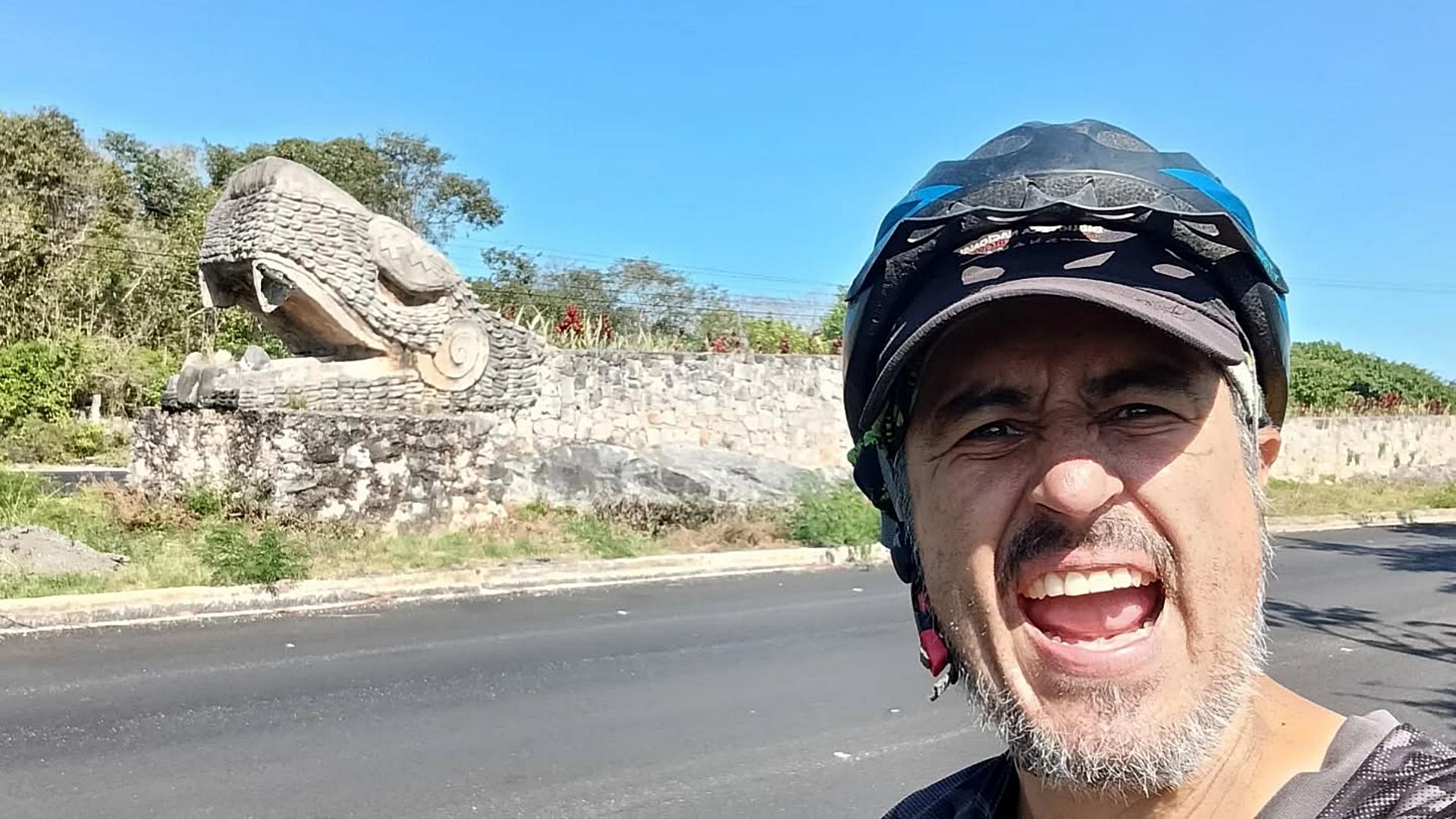 De Colombia A Alaska en Bicicleta: El Vije de Un ‘Paisa’ para PROMOVER LA LECTURA