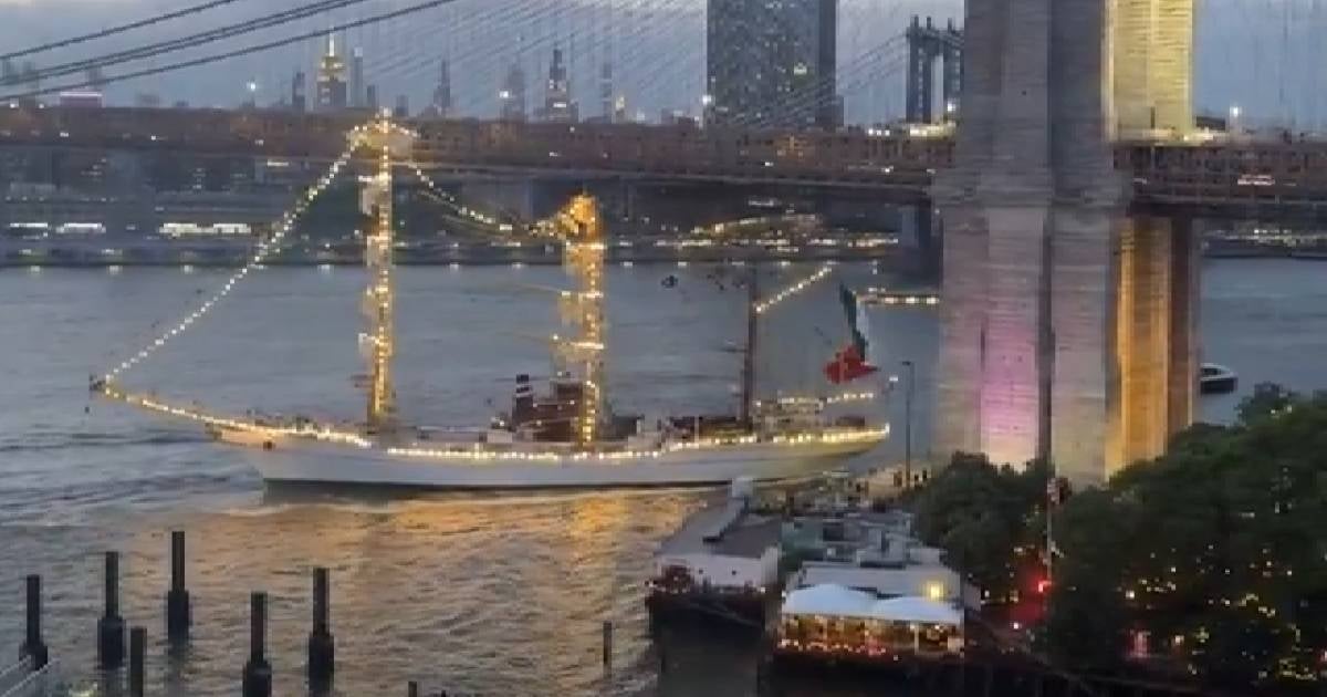 Velero Cuauhtémoc Choca Contra El Puente de Brooklyn en Nueva York. VIDEO