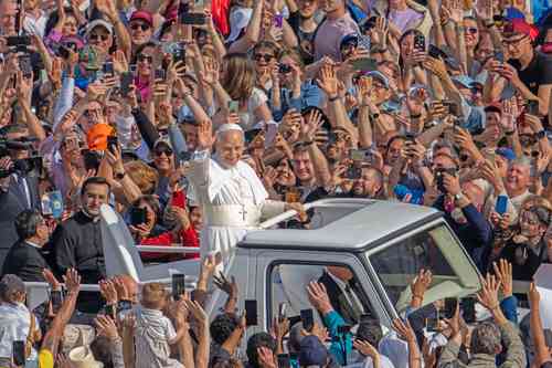 Denuncia el Papa una una una economía que explota la naturaleza y margina a los pobres, en su tronronizacia