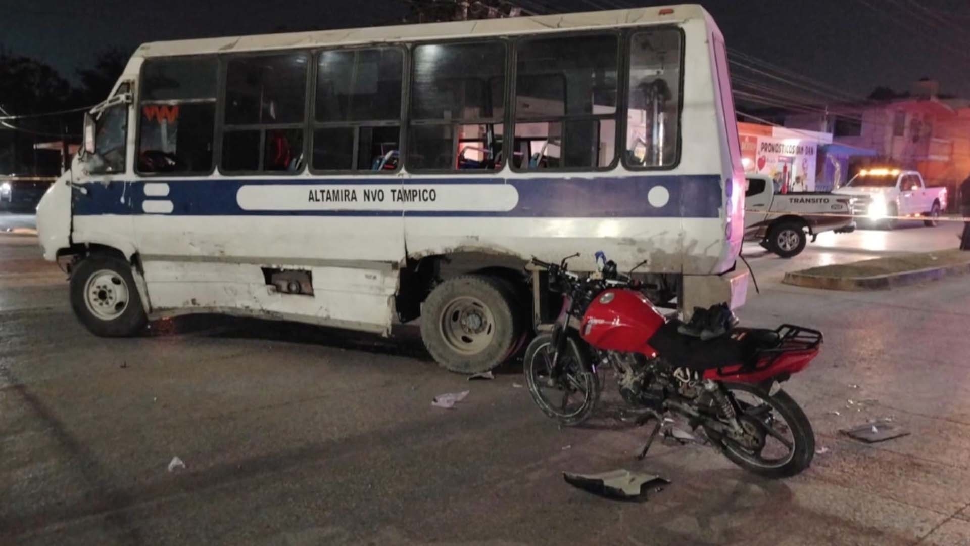 Jóvenes en Motocicleta Chocan Contra Autobús en Altamira; Uno Pierde la Vida