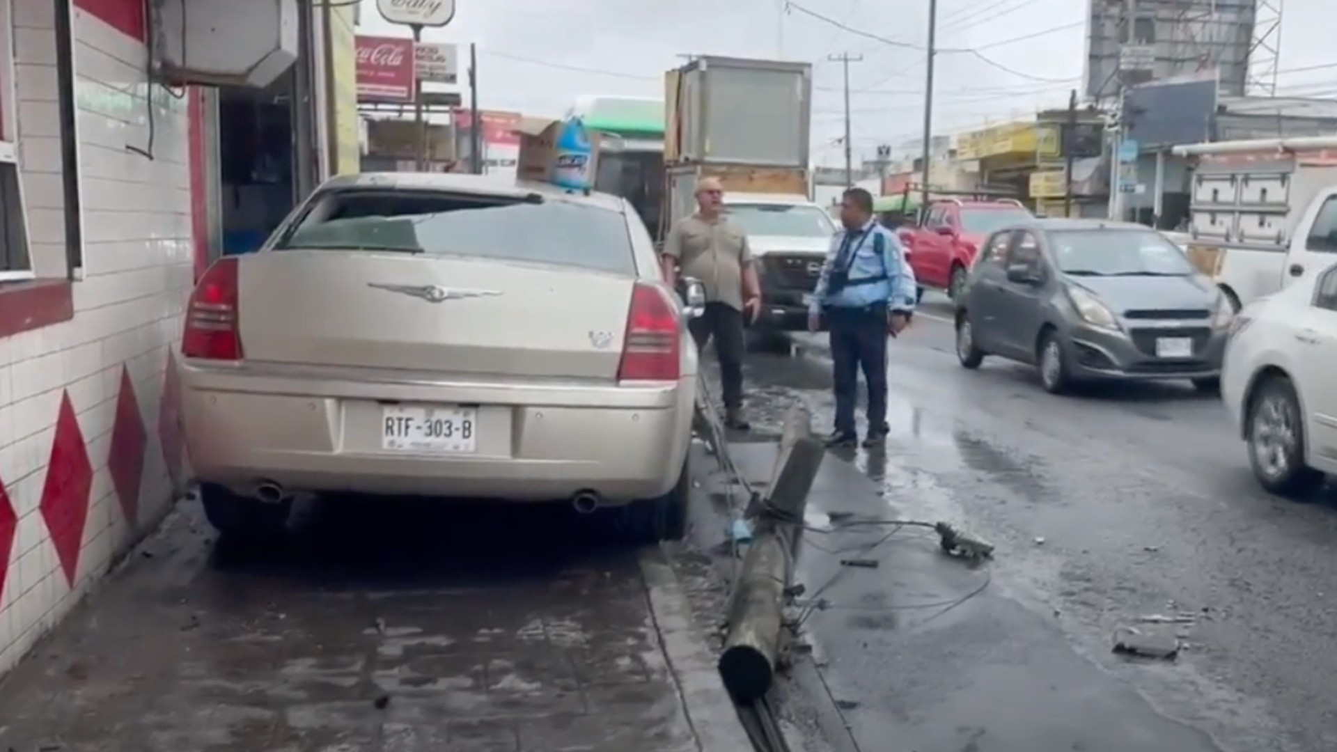 MUJER EN Presunto Estado de Ebriedad Ocasona Choque Múltiple en San Nicolás, NL; Heno 2 heridos