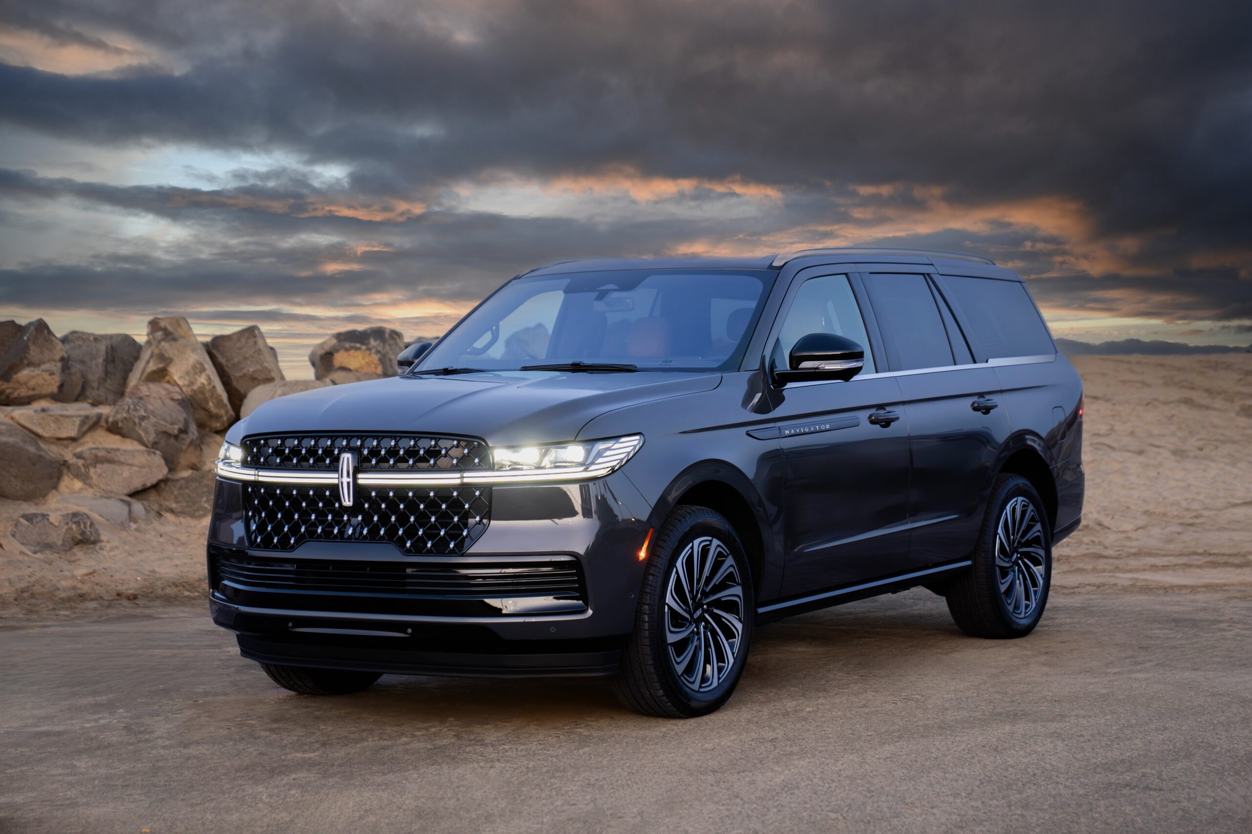 Este SUV Americano, Con 5 Pantallas, Es Uno de los Más Grandes y Acaba de Llegar A México.