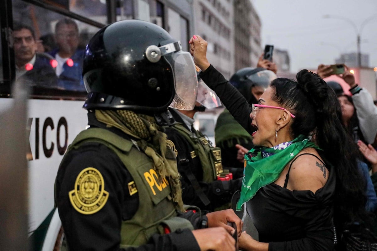 Mujeres protestantes contra nuevo presidente de Perú por presunta agresión sexual ocurrida en 2024