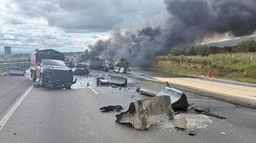 Incendio en la México-Puebla por choque de pipa con camión de carga