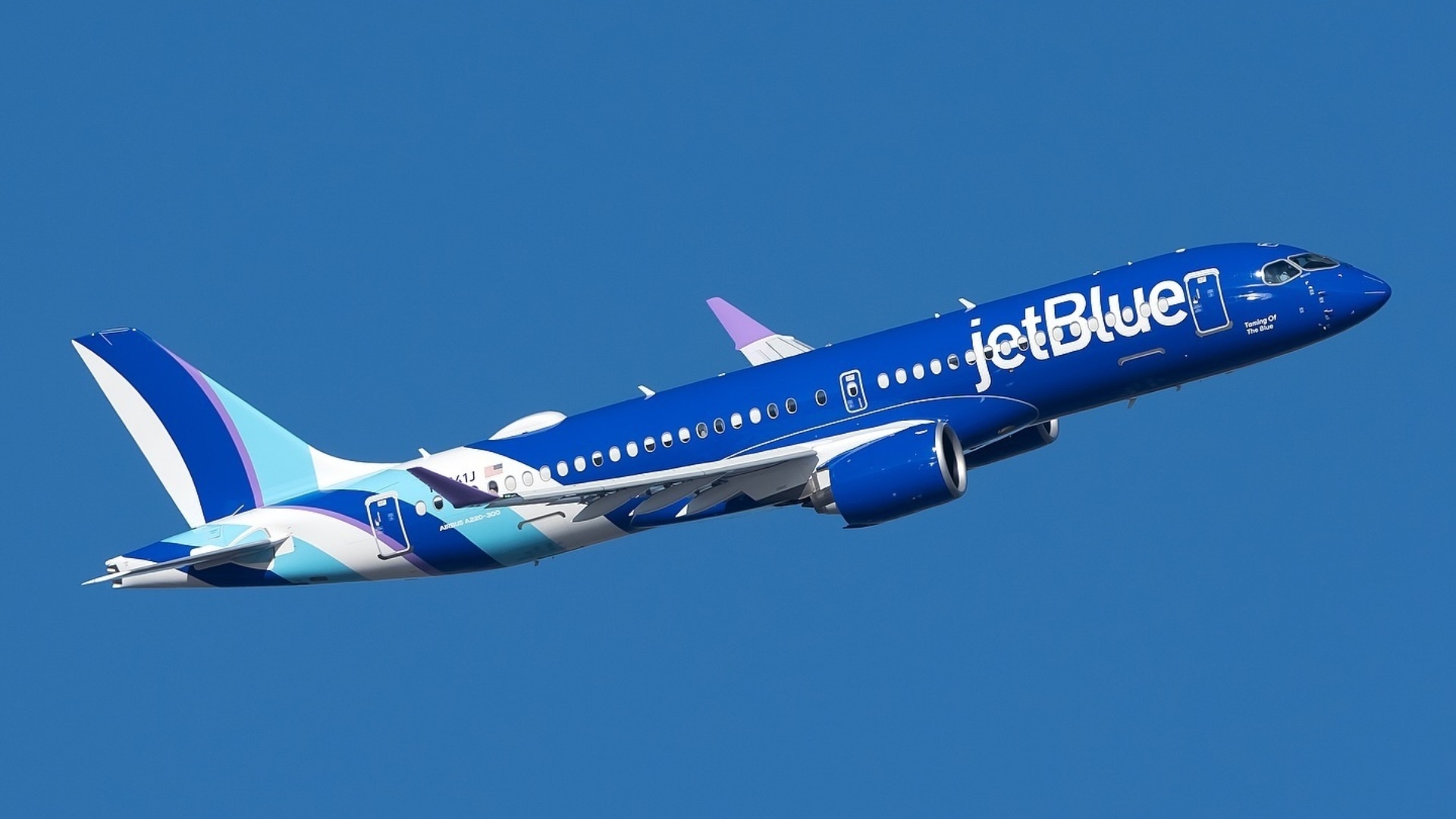 Confirman que en Vuelo de JetBlue que Aterrizó de Emergencia Iban 6 Mexicanos; 1 Resultado Herido