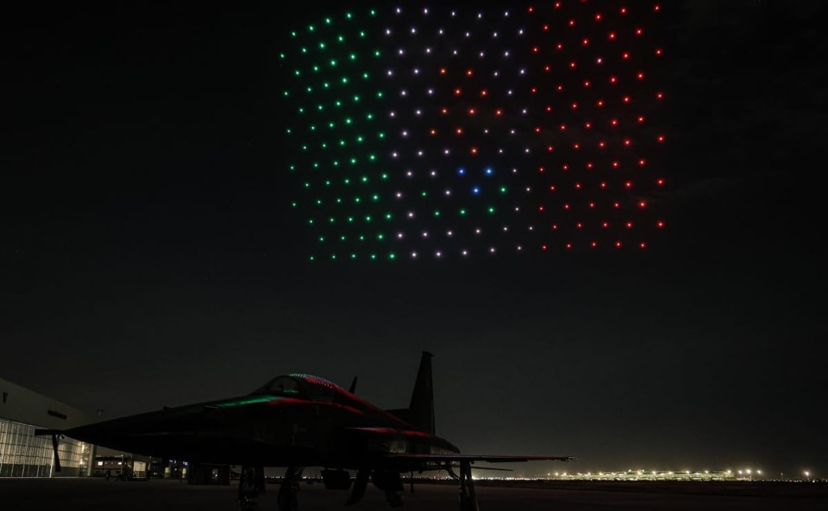 Drones iluminan Santa Lucía; México honra el 80 aniversario del regreso del Escuadrón 201 | El Universal