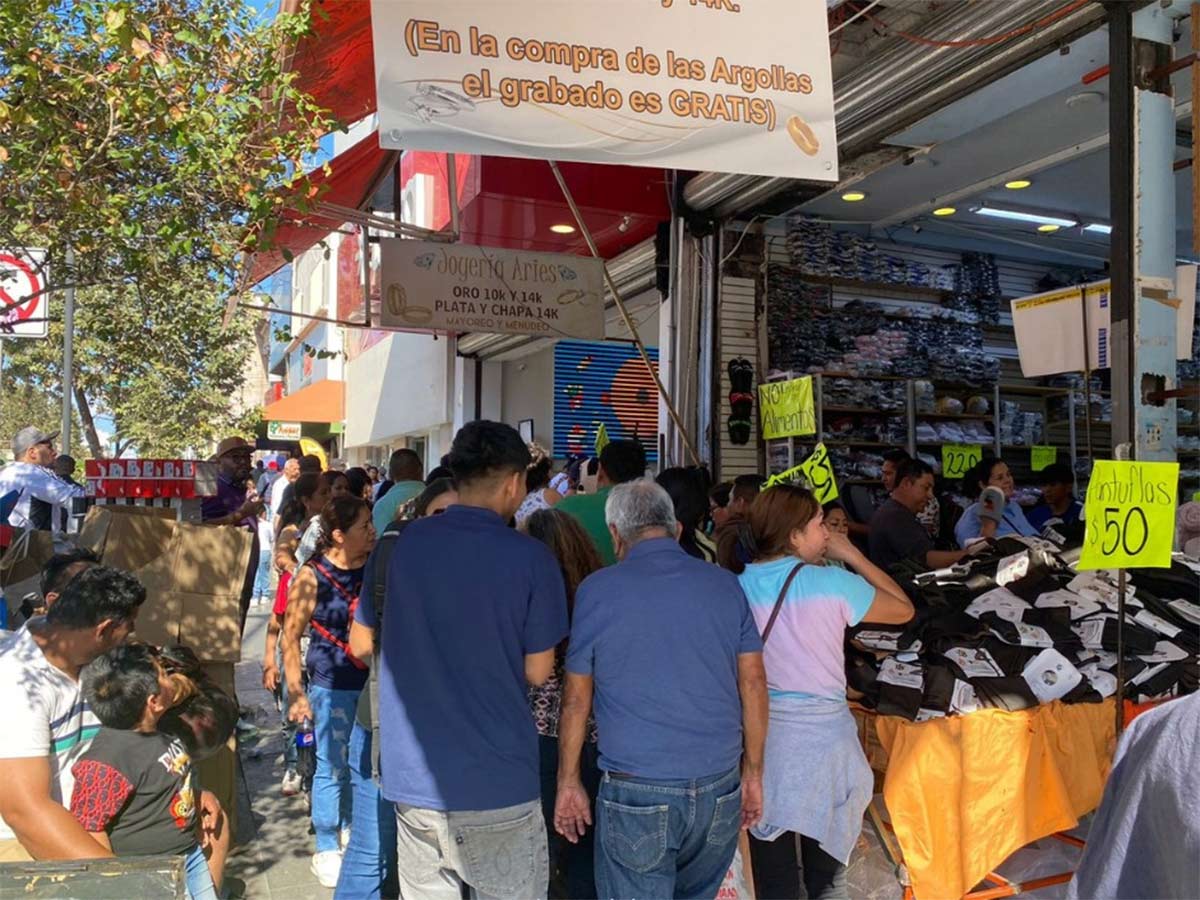 ‘Andamos comprando los regalos desde ahorita para evitarnos tanta gente’