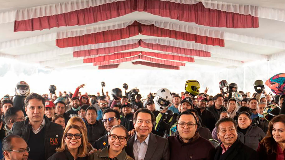 Encabeza titular de la SEP la entrega de cascos de seguridad por parte del Gobierno del Estado de México a personas que obtuvieron el certificado