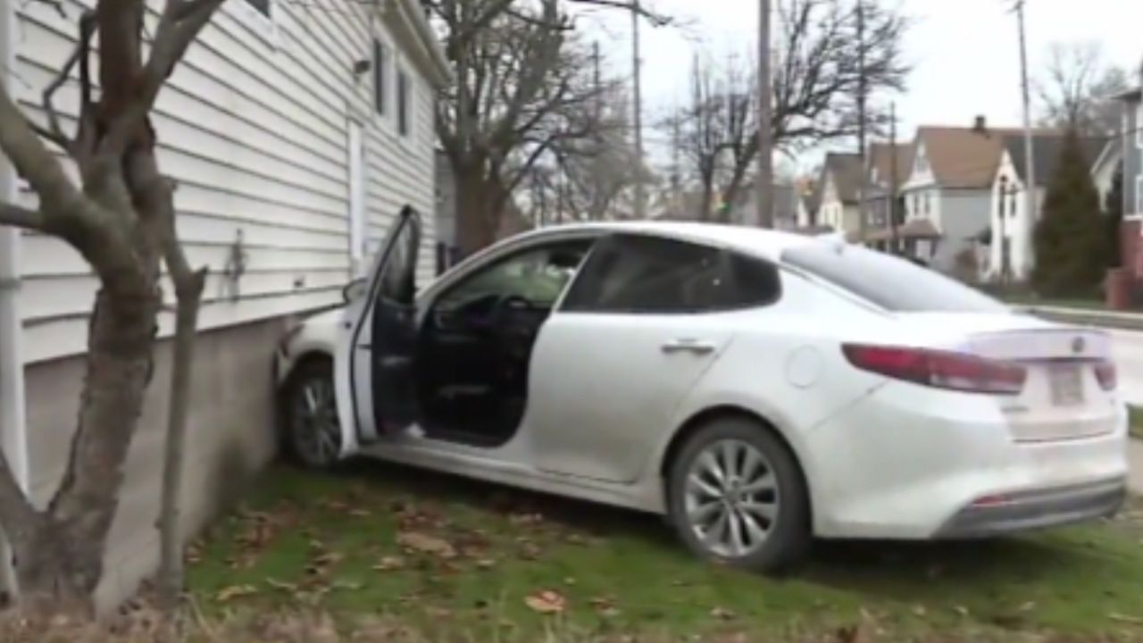 Tres niños son arrestados tras robar un vehículo y estrellarlo contra una casa en Ohio | VIDEO
