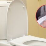 Mujer castiga a su hija por decir groserías y la obliga a lavarse la boca con agua del inodoro