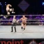 Réferi de lucha libre convulsiona en pleno ring tras recibir una plancha por error y sufre daño cerebral | VÍDEO FUERTE