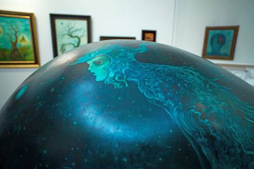 Exhiben los cuentos de hadas pintados por Sofía Bassi que casi se vuelven pesadillas