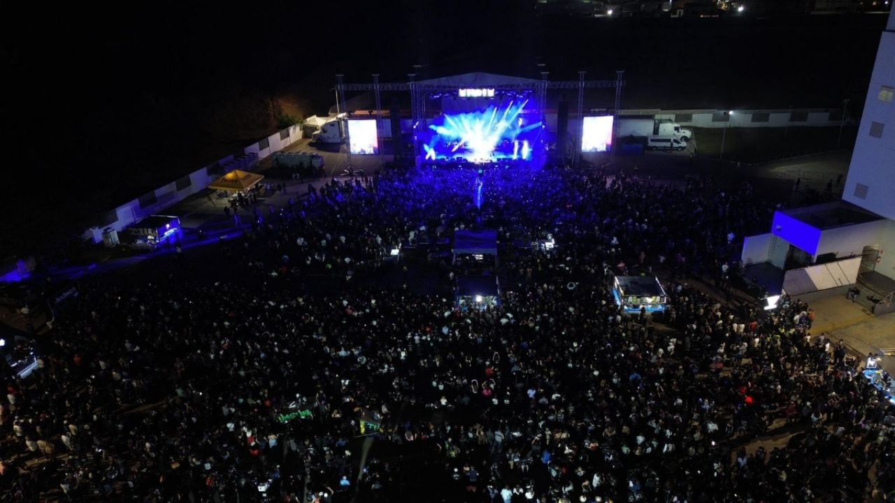 Más de 10 mil personas asisten al concierto de Pancho Barraza en la Semana de la Moto