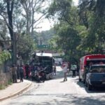 Autobús de pasajeros embiste a 7 autos en Valle de Bravo; deja varios lesionados y 3 viviendas afectadas | FOTOS