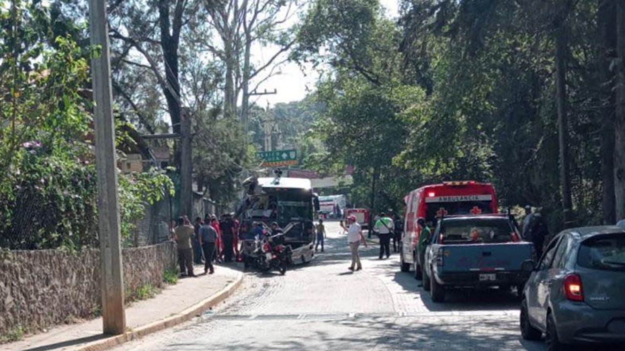 Autobús de pasajeros embiste a 7 autos en Valle de Bravo; deja varios lesionados y 3 viviendas afectadas | FOTOS