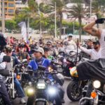 Rugen los motores en el desfile de la Semana de la Moto