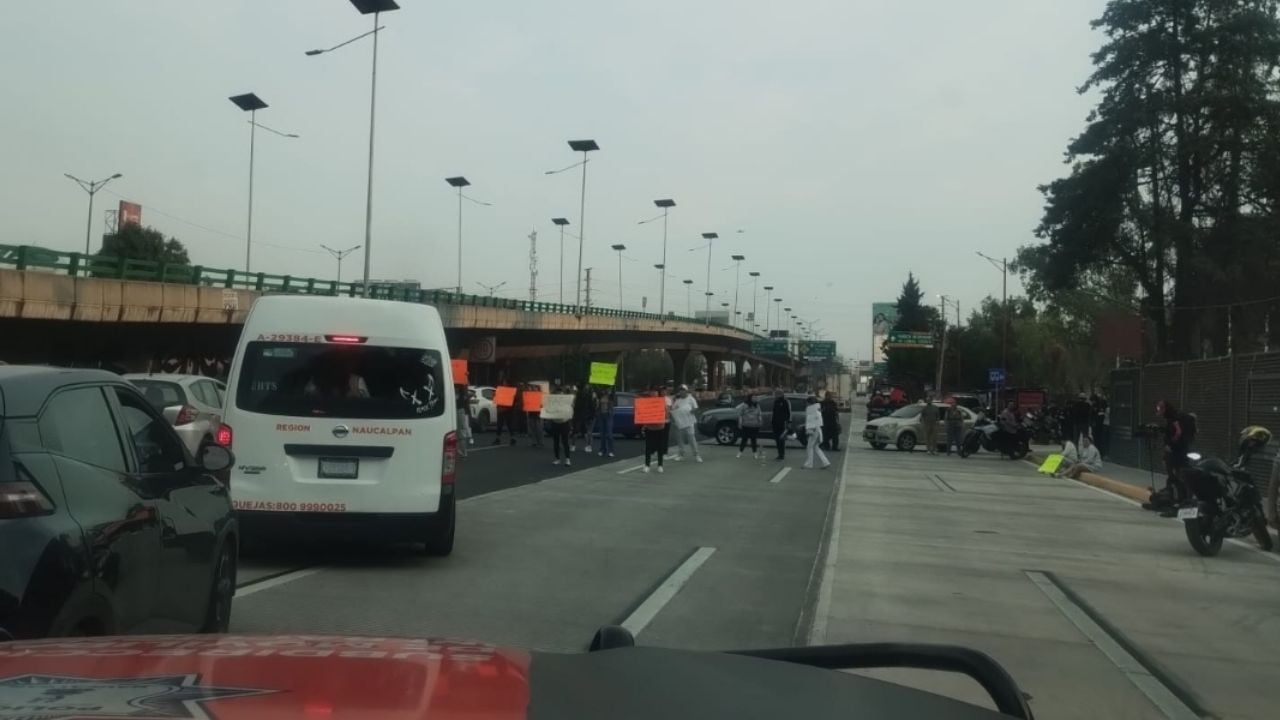 Caos en Periférico Norte: manifestantes realizan bloqueo y provocan filas kilométricas de autos | ALTERNATIVAS VIALES