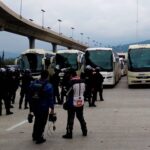CNTE marchó en Reforma e Insurgentes y amaga con bloquear el AICM; SSC retiene a normalistas en Tlalpan