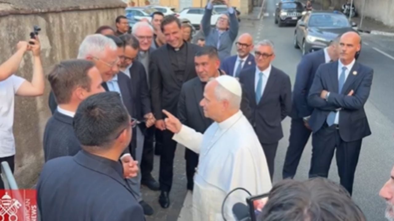 Papa León XIV tiene encuentro con sacerdote mexicano y bromea sobre la Copa Mundial: “no quieren quedarse a verlo”