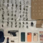 SSC detiene en Venustiano Carranza a un hombre con brazalete y mujer en posesión de más de cien dosis de droga, arma y vehículo de alta gama.